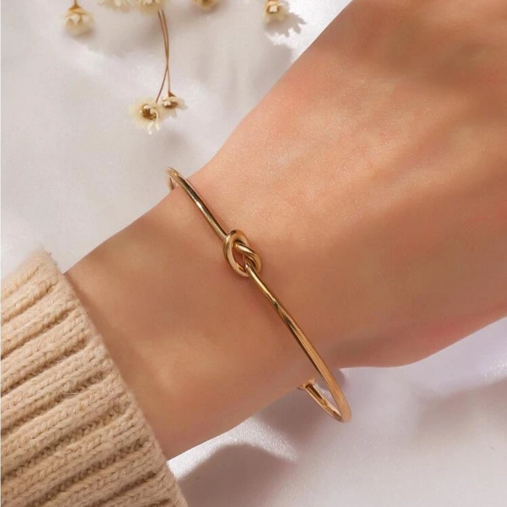 Gold Minimalist Knot Bracelet